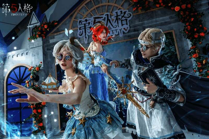 COSER扮演的律师与玩家亲密互动，微笑合影