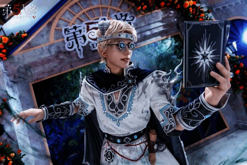 监管者角色‘小丑’COSER登场，手持火箭筒道具，气场十足