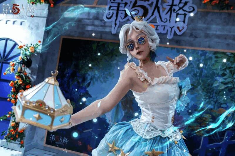 多位COSER集体亮相舞台，背景为《第五人格》庄园主题布景