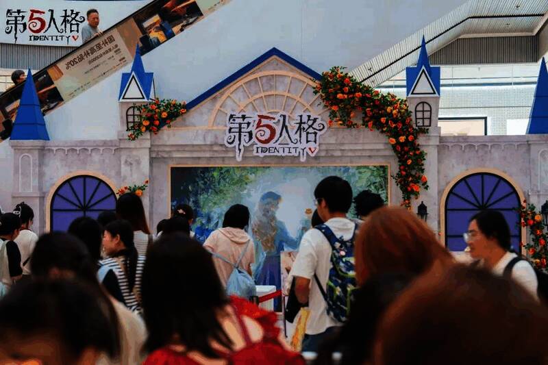 玩家正在参与‘骰子比拼’游戏，桌上摆放着《第五人格》主题骰子与任务卡