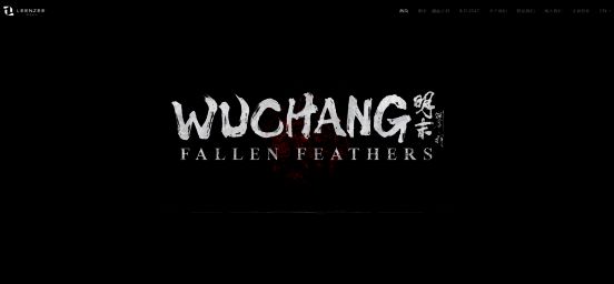 《明末：渊虚之羽》游戏主视觉图，角色手持长刀立于血色残阳之下，背景为融合中式古建与克苏鲁元素的诡异城池