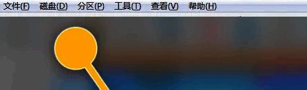 DiskGenius软件界面，顶部菜单栏高亮显示‘磁盘’选项，界面清晰展示各磁盘设备列表