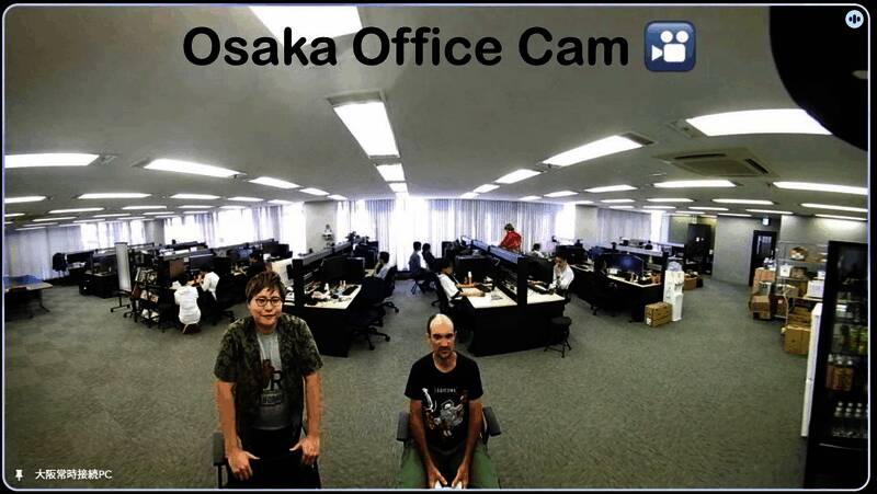 工作室成员正在试玩《失落之魂》的画面，屏幕上显示激烈的Boss战场景，角色施展华丽连招