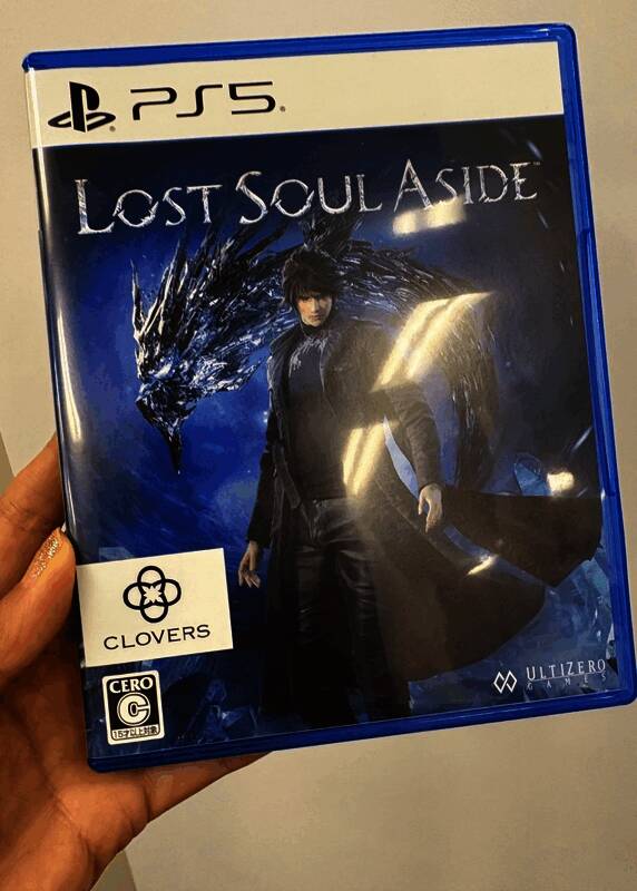 团队成员露出兴奋笑容，正在共同观看《失落之魂》的战斗过程，背景可见游戏UI与特效