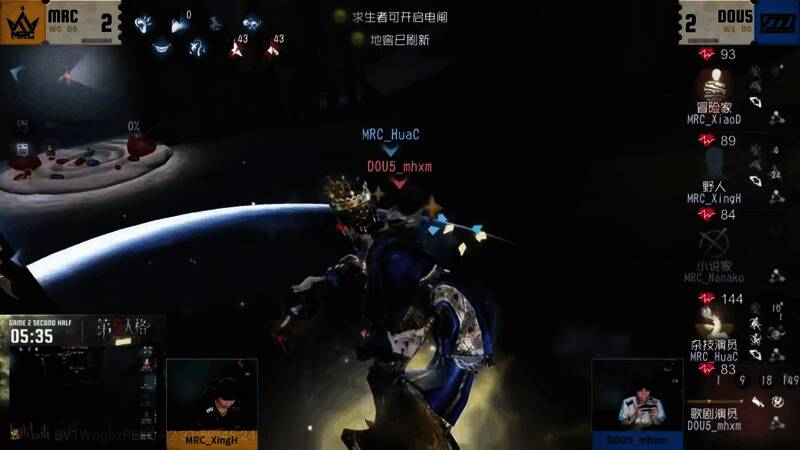 歌剧演员从大门闪现而出，回身一刀将正欲逃脱的杂技演员击退