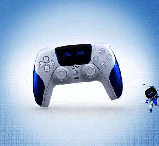 新旧两款《宇宙机器人》手柄对比图，突出表情差异与整体设计一致性