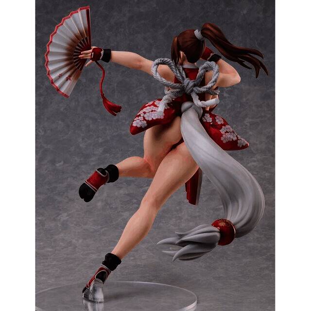 雕像底座设计特写，带有火焰纹路与角色名称浮雕，彰显专属收藏价值