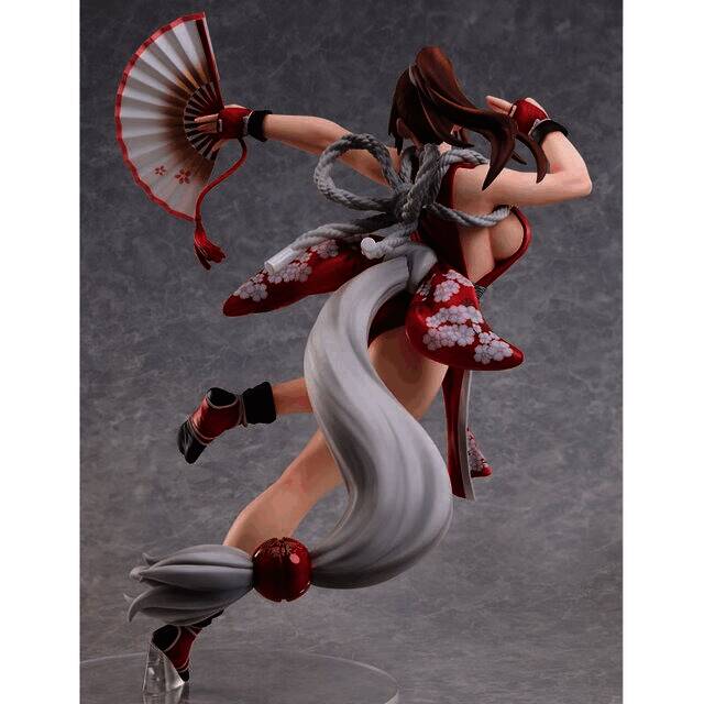 多角度展示雕像整体造型，突出动态美感与服饰细节