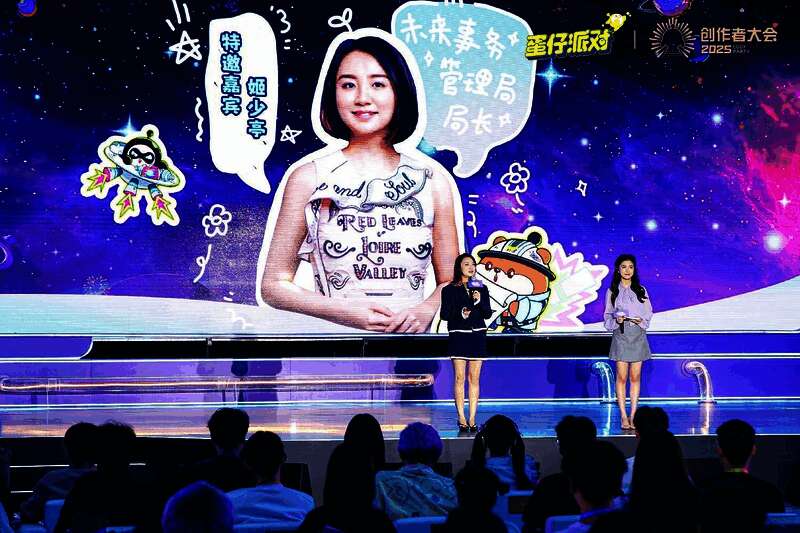 五位科幻作家与五位蛋仔地图创作者的合影插画，背景为星河与漂浮岛屿