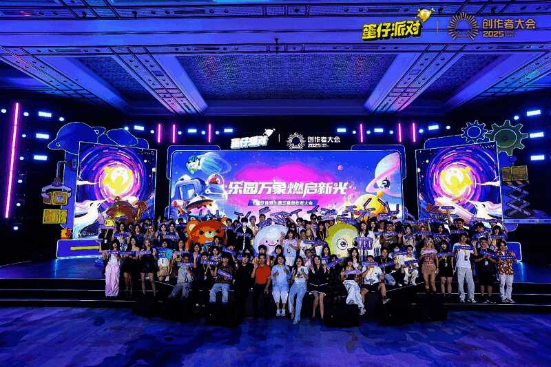 九位获奖工匠集体登台合影，手持奖杯，背景为‘年度工匠’金色字样