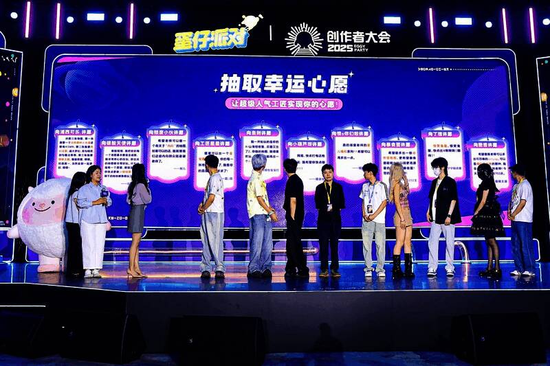 人气工匠在大屏幕前抽取粉丝心愿卡，台下观众欢呼鼓掌