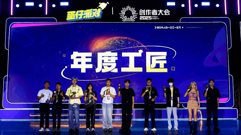 ‘年度工匠’得主发表感言，眼中含泪，背景播放其代表作精彩片段