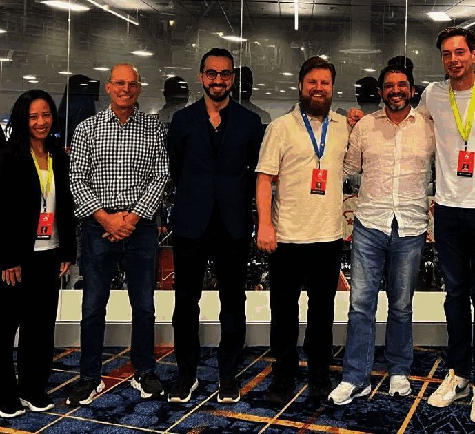 沙特Qiddiya Gaming城概念图， futuristic风格的游乐设施与电竞场馆交织，展现未来感十足的娱乐都市