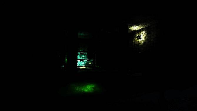 玩家角色在废弃建筑内搜索物资，墙上有涂鸦和弹孔，桌上散落着文件与空罐头，细节丰富