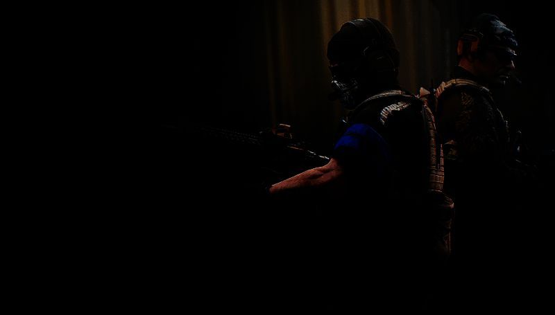 《逃离塔科夫》PVE Zone+竞技场组合包宣传图，展示角色装备全副武装在废墟中行进的场景