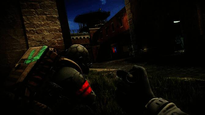 《逃离塔科夫》竞技场场景，玩家在室内靶场进行对抗训练，背景有裁判NPC和计分板