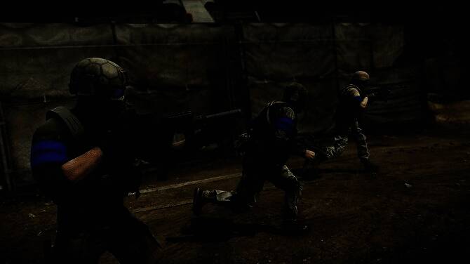 玩家角色身穿专属战术服饰，手持迷彩涂装武器，在竞技场通道中警戒前行