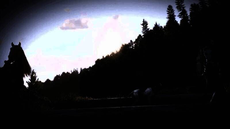 亨利坐在自家门前的长椅上眺望夕阳，背景是重建后的铁匠铺，画面温馨宁静，充满归属感