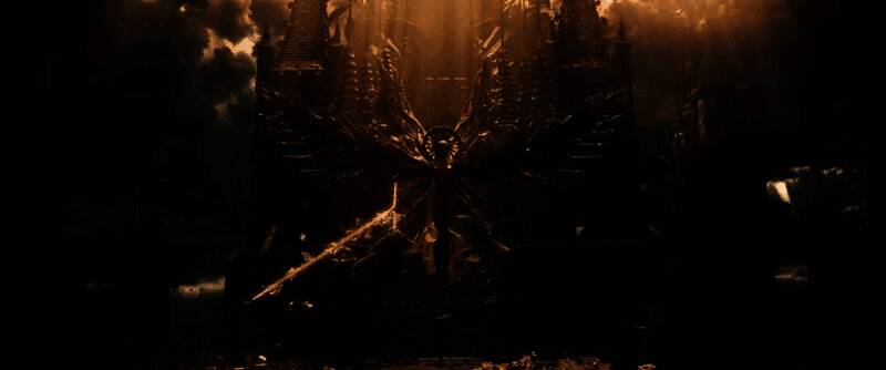 Scion侧面全景图，多条手臂呈展开姿态，如同羽翼般环绕周身，站立于破碎祭坛之上，周围漂浮着发光符文