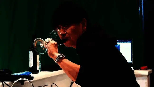 《最终幻想14》总监吉田直树在采访中的照片，神情认真地谈论他对《暗黑破坏神》的喜爱