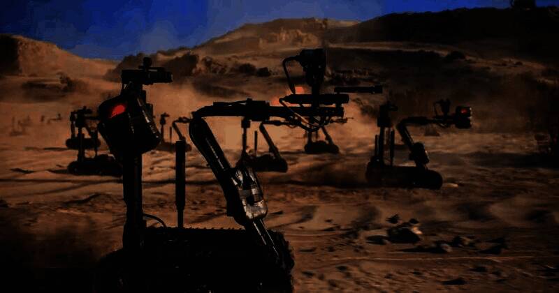 EOD BOT在夜间环境中执行任务，机身发出蓝色指示灯光