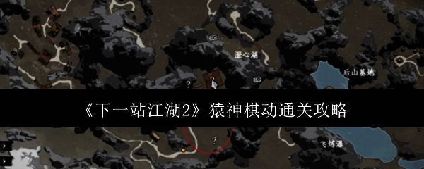 澄心湖旁的圆形石台，环境清幽，湖面倒映着青山