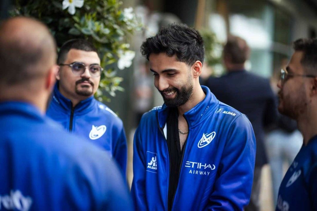 比赛现场观众屏息凝神，气氛紧张而热烈