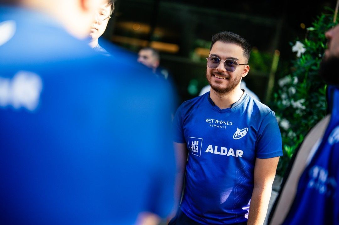 比赛大屏幕显示精彩对战画面，观众席座无虚席