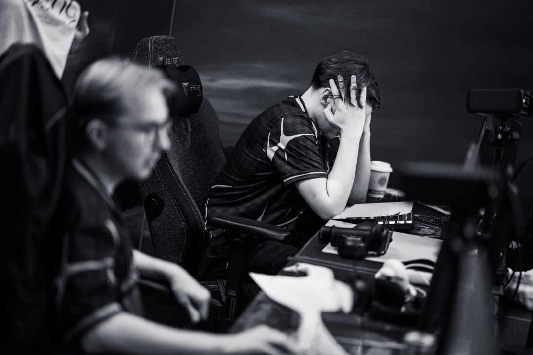 选手们在比赛中神情专注，操作飞快