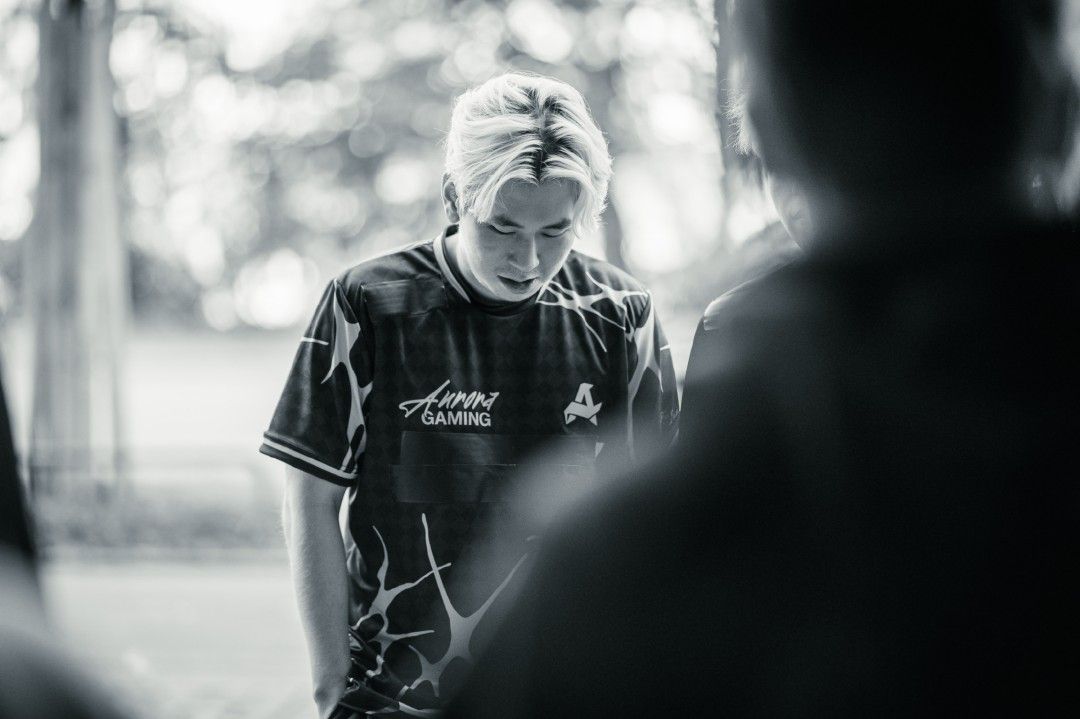 比赛场馆灯光璀璨，舞台布置极具科技感