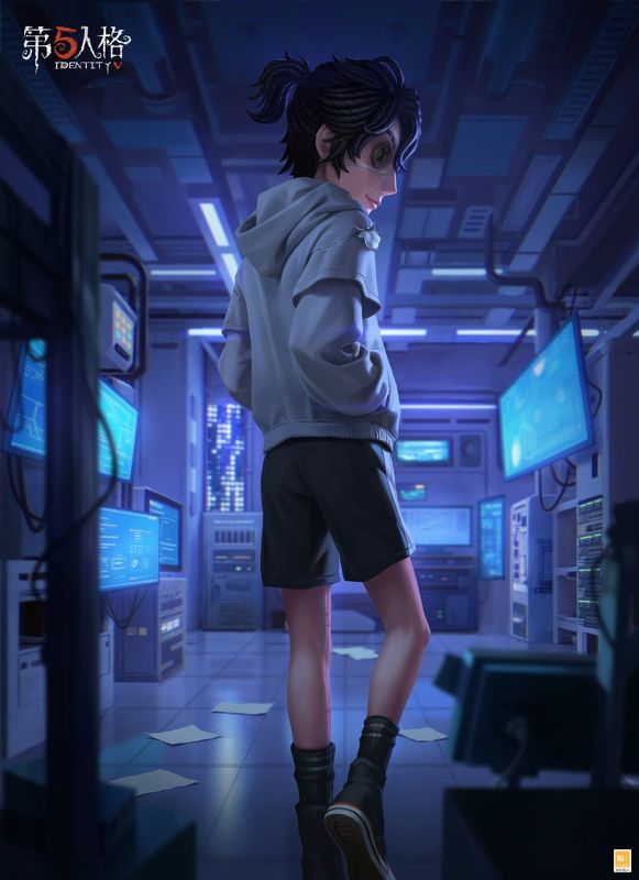 囚徒OPH.LUCA时装造型，身穿银灰色帽衫与黑色短裤，高马尾显得干练利落