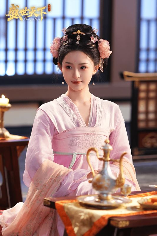 《盛世天下》中刘熙角色形象，身着宫装，神情若有所思