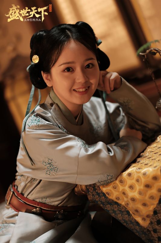 蕊儿角色设定图，展示其宫廷侍女造型与表情细节