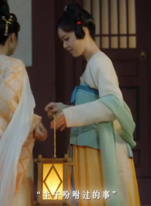 蕊儿与主角互动剧情图，展现宫廷密谈氛围