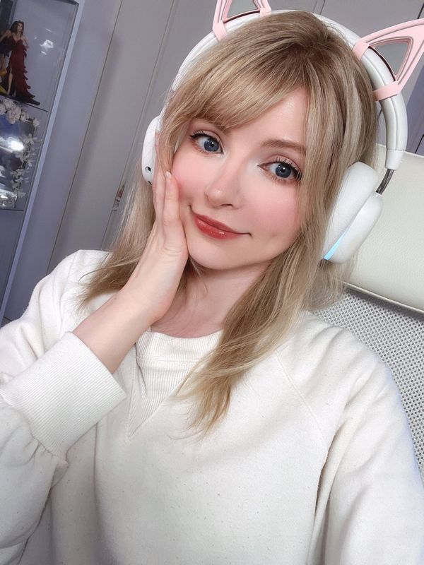 Coser PeachMilky本色出镜，笑容甜美，气质出众