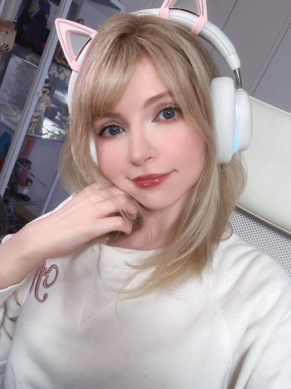 PeachMilky穿着休闲装，自然阳光，展现日常魅力