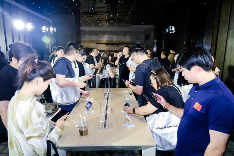 鸿蒙游戏体验区，玩家正在体验《NBA巅峰对决》秒启动功能