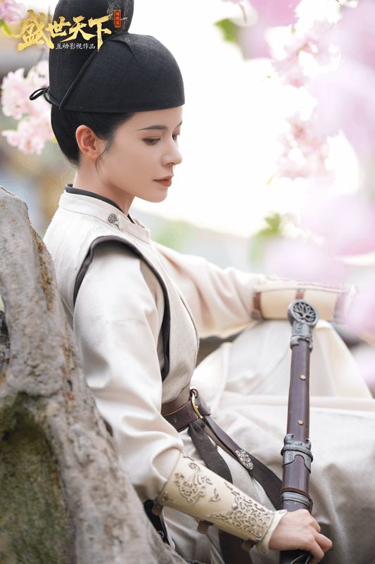 圣微饰演的袭心身着古装，手持长剑，神情坚定