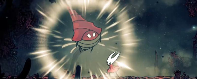 狂暴的螺蝇BOSS战斗画面，角色与巨型螺蝇在昏暗洞穴中激烈对抗，背景充满机械感的装置