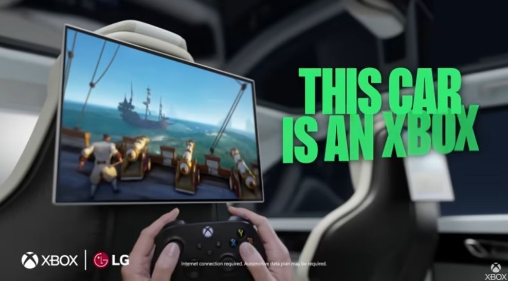 车内娱乐系统界面展示，屏幕上显示Xbox游戏画面，背景为车内中控台设计