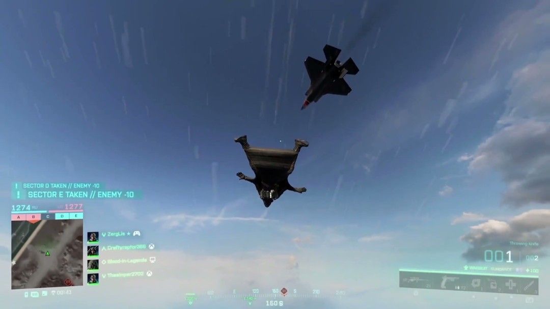 玩家使用飞行衣在高空飞行，背景为广袤战场