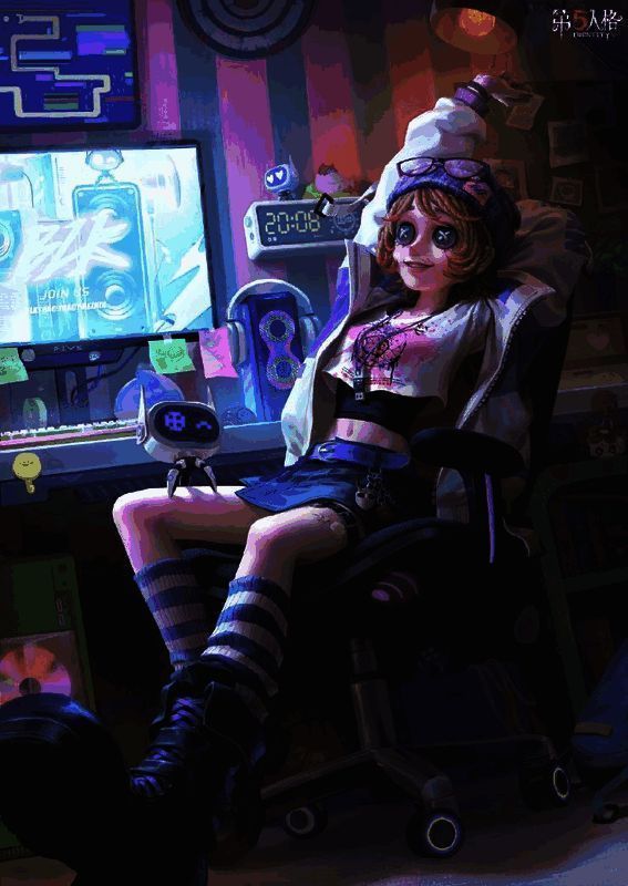 机械师BLK.TRACY身着电竞风格服装，坐在电竞椅上微笑面对电脑屏幕