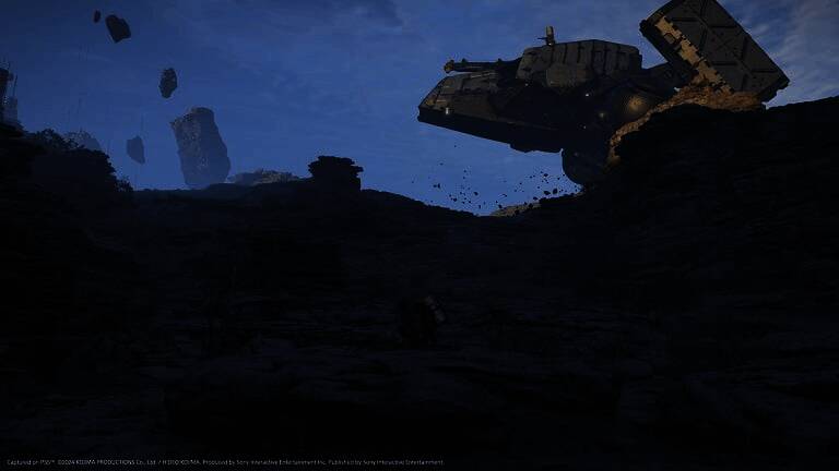 小岛秀夫早期在科乐美工作场景，桌上堆满游戏设计草图和模型