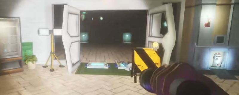 福莱特希尔地图中玩家正在沿着一条清晰的小路奔跑，周围是岩石和植被，远处可见敌人巡逻的踪迹