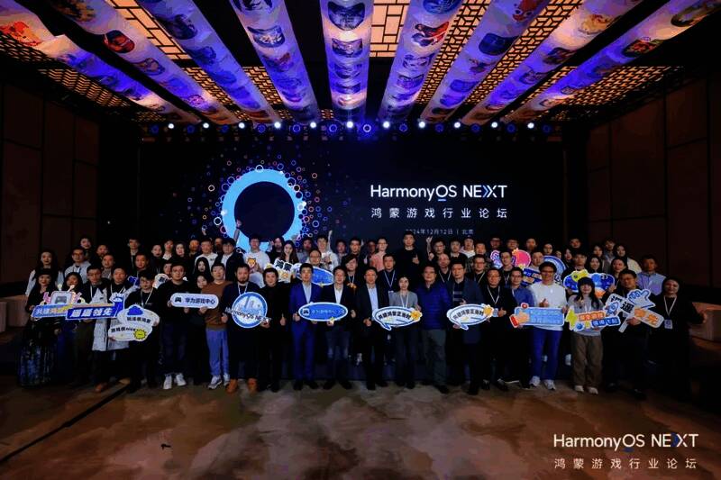 华为小艺与DeepSeek合作宣传图，展示AI技术融合场景