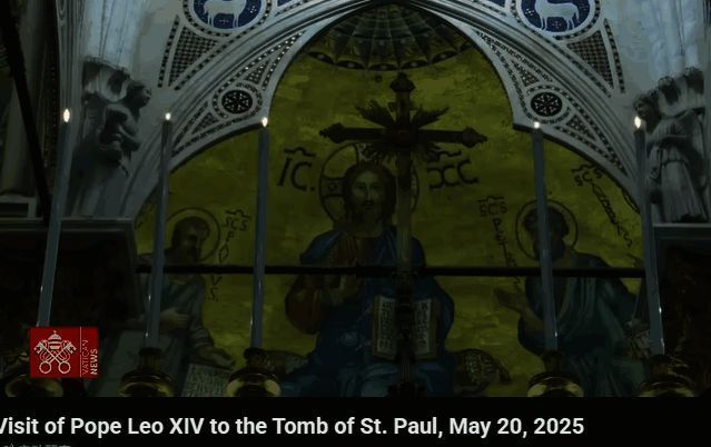 阿克提斯与PlayStation主机的合影，面带微笑，神情专注