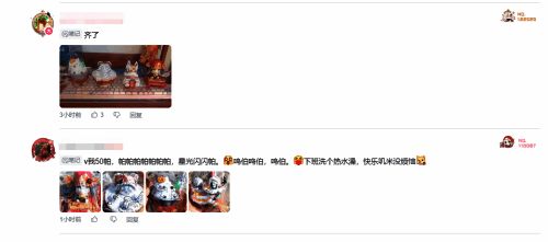 玩家晒出联动套餐与周边玩具，背景为星铁主题桌布