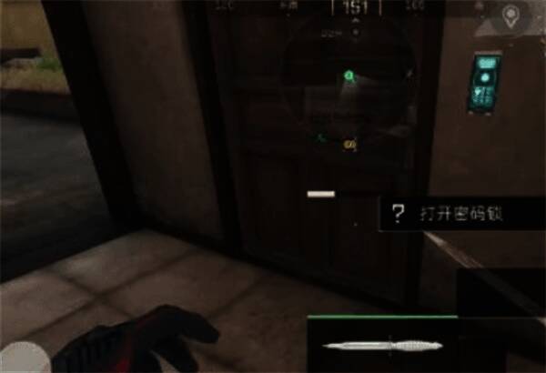 游戏内视角展示浴场更衣区角落的密码门位置