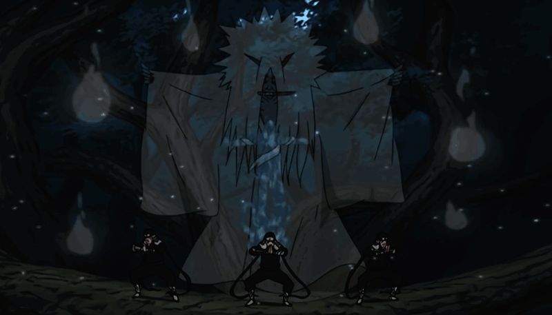 三代火影施展尸鬼封尽，手持符咒，身后为封印之门