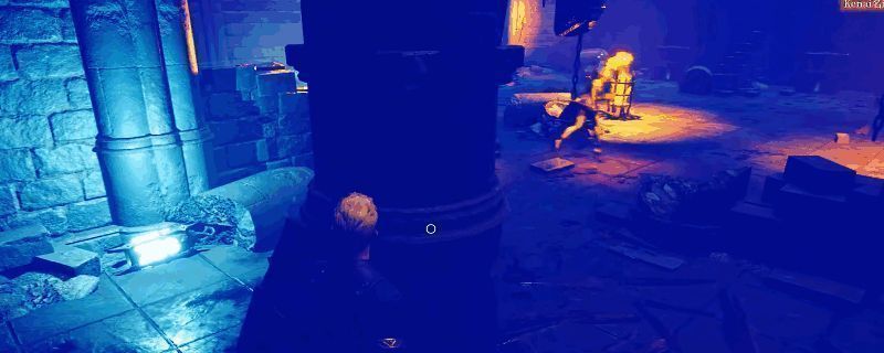 地下城追踪者游戏中玩家在副本中探索冒险币掉落点，场景昏暗神秘，角色身穿装备手持武器